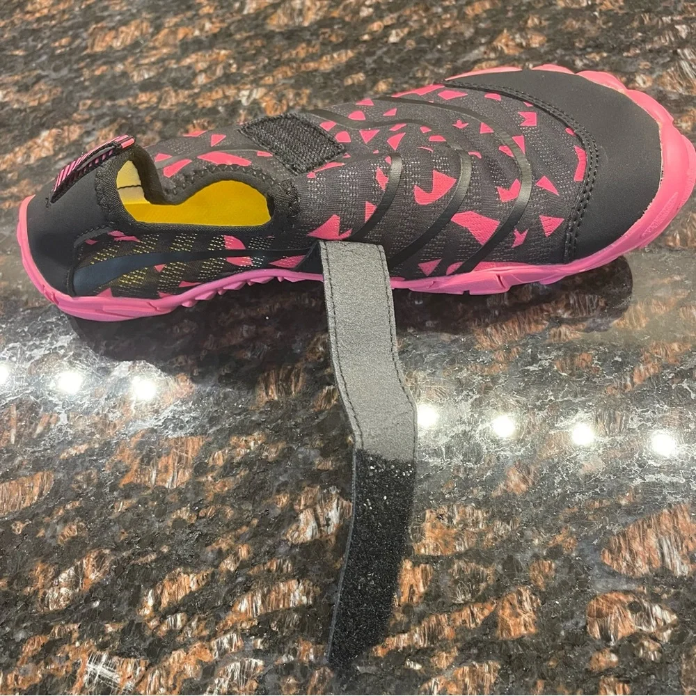 Kids Water Shoes Size 5 Black and Pink Lightweight